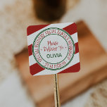 Julgåva från Santa Tomas workshop i Rand Fyrkantigt Klistermärke<br><div class="desc">De här julklapparna i rand är perfekter för en helgdag för barn. Utformningen har en officiell nordpolförsegling med ord "speciell leverans från tomtens verkstad - Nordpolen" i ett festivt rött typsnitt. Anpassa klistermärken med ditt barns namn.</div>