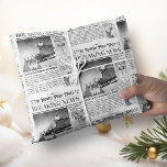 Julgipsens omslag Tidningsomslag Modern Presentpapper<br><div class="desc">Lägg dina julklappar i den här charmerande och vismliga Pappra julklappningen. Den här unika presentationen har en snygg tidningspapper som påminner om en vintage tidning. Den festliga presentfigurationen tillför en aning nostalgi till presenter och skapar dem ännu mer speciella.</div>