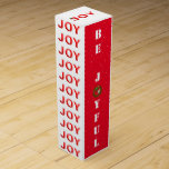 Julglädje i röd text med snöflingor presentask för vinflaska<br><div class="desc">Helgdag röd JOY-text med snöflingor,  julkrans och söt kikande snögubbe</div>