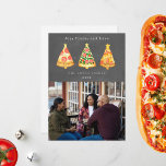 Julglädje Pizza K chalkboard Foto Julkort<br><div class="desc">Illustration av julgran Christmas tree-formade pizzabitar med stjärnor.  Bakgrunden är inspirerad av en svart tavla.  Anpassa namnet,  året och fotot.</div>