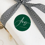 Julglädjen i Modern Script Grönt Runt Klistermärke<br><div class="desc">Det här är en enkel helgdag med elegant som använder ett vackert skript i klassisk grönt och vit med ord "Joy". Det skulle vara om någon i kostym tittar för att ge in förnödenheter som är både moderna, minimala i stil och festliga. Kontakta designern om du vill ha frågor om...</div>