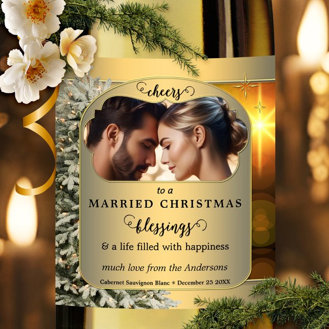 Julglänsande Guld Foto Gift Jul  Vinflaska Etikett (Festive Christmas wine label featuring your photo on an elegant gold background with tree and stars)