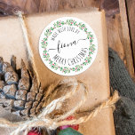 Julgrå andedräkt med Kärlek ditt namn Runt Klistermärke<br><div class="desc">Det här vackra klistermärket har en klassisk krans av gröna julbär med ett skript och modern typografi. Underbar för hemmade varor för den här julhelgen. Berätta om du behöver hjälp eller har speciella förfrågningar.</div>