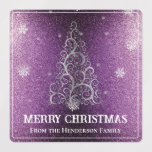 Julgran Glitter och Snöflingor | MAGENTA Klistermärke<br><div class="desc">din helgdag med vänner och familj med Julgran Glitter och Snöflingor Helgdag Baking Labels. Etikettdesignen har en elegant Julgran som består av scrollsar i finare, som är försedd med snöflingor mot en gnistrande bakgrund i glitter med ett utrymme som du kan anpassa med din egen Julhälsningar och familj namn. Ytterligare...</div>