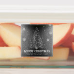 Julgran Glitter och Snöflingor | SILVER Klistermärke<br><div class="desc">din helgdag med vänner och familj med Julgran Glitter och Snöflingor Helgdag Baking Labels. Etikettdesignen har en elegant Julgran som består av scrollsar i finare, som är försedd med snöflingor mot en gnistrande bakgrund i glitter med ett utrymme som du kan anpassa med din egen Julhälsningar och familj namn. Ytterligare...</div>
