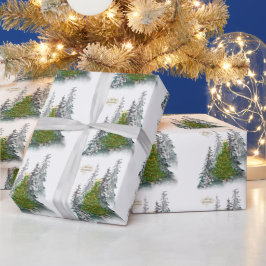 Julgran inpå snöig skogstomt presentpapper