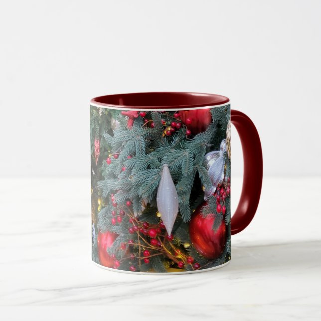 Julgran med gyllene, röda leksaker. mugg (Framsida höger)