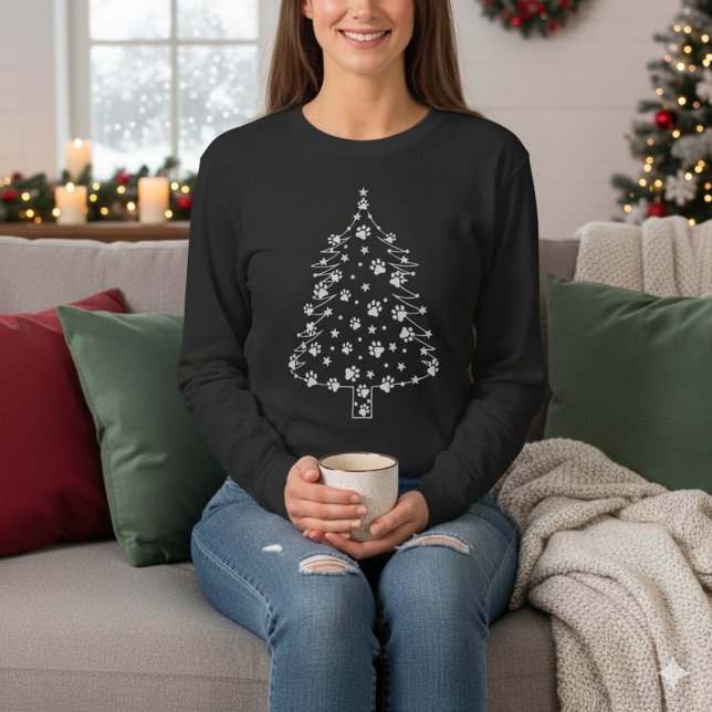 Julgran med hundfötter | Hundälskare T Shirt (Celebrate Christmas with a paw-some twist! 🎄🐾 Perfect festive tee for every dog lover this holiday)