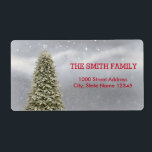 Julgran med Snö som bakgrund Fraktsedel<br><div class="desc">Det här är Julgran med Snowfall Background-adressetikettdesign. Den här designfunktionen är ett handskrivet teckensnitt i guld med rulla ram accents på en vit bakgrund i Snö Glitter,  med ett rustiskt texturerat utseende. Anpassningsbar returadress text. Personlig adressetiketter för alla dina utskick.</div>