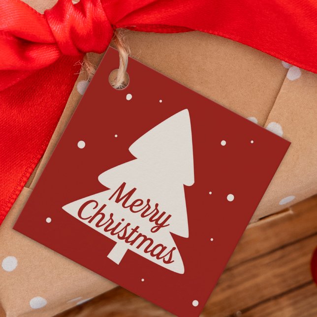 Julgran med vitt gräs och snöflingor rött gåvor etiketter (Skapare uppladdad)