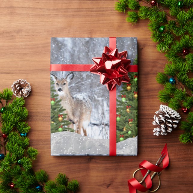 Julgran och hjort presentpapper för skogsstämning (Julgåva)