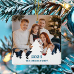 Julgran Overlay Family Photo Anpassningsbar 2024 Julgransprydnad Keramik<br><div class="desc">Den här chicen har den moderna dubblan för familjefollor vid sidan av julprydnaden ett årligt helgdag som är framtaget av en grund gräns av vit Julgranar silhuett. Anpassa med blått årskript på framsidan och ditt namn för en vacker,  minimalistisk julklapp med ett andra foto på baksidan.</div>