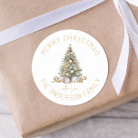 Julgran Personlig Gift och kuvert Runt Klistermärke<br><div class="desc">Den här julhelgen, klär upp dina presenter och kort med lyxen och stil. Våra personlig-klistermärken har ett modernt Julgran med gyllene baublar och presenter och är personlig med din familj namn för ett speciellt festivt intryck från extra. Lägg till en lyxig beröring till firande vid jul med de här unika...</div>