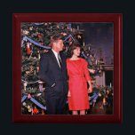 Julgran president John Kennedy & Jacqueline Minnesask<br><div class="desc">År 1962. President John F. Kennedy och First Dam Jacqueline Kennedy var mycket populära, och Vita huset var upphetsat när julhelgen närmade sig. Den första Dam, känd för sin oklanderliga smak och uppmärksamhet för detaljer, hade noggrant planerat att Vita huset skulle Juldekorationer. - Den festliga visningens centrum var det stora...</div>