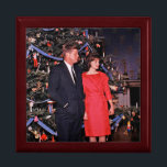 Julgran president John Kennedy & Jacqueline Minnesask<br><div class="desc">År 1962. President John F. Kennedy och First Dam Jacqueline Kennedy var mycket populära, och Vita huset var upphetsat när julhelgen närmade sig. Den första Dam, känd för sin oklanderliga smak och uppmärksamhet för detaljer, hade noggrant planerat att Vita huset skulle Juldekorationer. - Den festliga visningens centrum var det stora...</div>