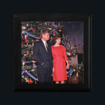 Julgran president John Kennedy & Jacqueline Minnesask<br><div class="desc">År 1962. President John F. Kennedy och First Dam Jacqueline Kennedy var mycket populära, och Vita huset var upphetsat när julhelgen närmade sig. Den första Dam, känd för sin oklanderliga smak och uppmärksamhet för detaljer, hade noggrant planerat att Vita huset skulle Juldekorationer. - Den festliga visningens centrum var det stora...</div>