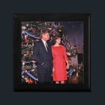 Julgran president John Kennedy & Jacqueline Minnesask<br><div class="desc">År 1962. President John F. Kennedy och First Dam Jacqueline Kennedy var mycket populära, och Vita huset var upphetsat när julhelgen närmade sig. Den första Dam, känd för sin oklanderliga smak och uppmärksamhet för detaljer, hade noggrant planerat att Vita huset skulle Juldekorationer. - Den festliga visningens centrum var det stora...</div>