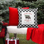 Julgran Ranch Santa Bison Buffalo Play Kudde<br><div class="desc">Illustration av en buffelbison som bär tomathatt med Julgran bunden på ryggen. Svartvit buffel ger gräns-design med svart och röd text.</div>