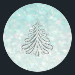 Julgran Romantic Glitter gnistra blek blue Runt Klistermärke<br><div class="desc">Den glamorösa eleganten trendig glittery gnistra blek blue Julgran gör att den här utformningen blir mycket chic och finare. Sofistikerad och konstnärlig sammansättning av färg. Ett modernt, unikt grafiskt konstverk som skapats för dig. Du kan anpassa den här produkten genom att lägga till ditt eget namn-smeknamn eller monogram eller genom...</div>