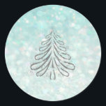 Julgran Romantic Glitter gnistra blek blue Runt Klistermärke<br><div class="desc">Den glamorösa eleganten trendig glittery gnistra blek blue Julgran gör att den här utformningen blir mycket chic och finare. Sofistikerad och konstnärlig sammansättning av färg. Ett modernt, unikt grafiskt konstverk som skapats för dig. Du kan anpassa den här produkten genom att lägga till ditt eget namn-smeknamn eller monogram eller genom...</div>