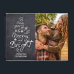 Julgran-typografi kan göra att dina dagar blir ärl vykort<br><div class="desc">Sprid helgdag cheer med en unik vrid med vårt "Chalkboard Charm"-vykort för Julgran, "Merry and Bright". Detta vykort inspireras av trendigets kaffehus chalkboard stil, och är en underbar blandning av contemporary och festlig anda, som är i linje med den populära estetiken hos Zazzles bestSales-artiklar. Det här vykortet har en lekfull...</div>