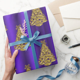 Julgranar i metalliskt guld på lila julbakgrund presentpapper