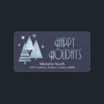 Julgranar och Snöflingor Blue ID863 Adressetikett<br><div class="desc">Den här etikettdesignen har en vacker arrangemang av stiliserat Julgranar och snöflingor i skuggor av himlar-blått och skiffer på marinblå bakgrund. Glad helg och en mall har angetts som tillval för att lägga till ditt namn och adress. Sök i ID861 via ID864 om du vill se fler alternativ för färg...</div>