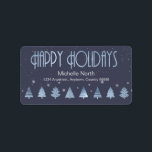 Julgranar och Snöflingor V2 Blue ID863 Adressetikett<br><div class="desc">Den här etikettdesignen har ett vackert gräns av stiliserat Julgranar och snöflingor i skuggor av himlar-blått och skiffer på en marin blå bakgrund. Glad helg och en mall har angetts som tillval för att lägga till ditt namn och adress. Sök i ID861 via ID864 om du vill se fler alternativ...</div>