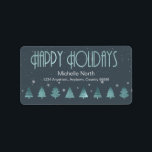 Julgranar och Snöflingor V2 Teal ID863 Adressetikett<br><div class="desc">Den här etikettdesignen har en vacker gräns av stiliserat Julgranar och snöflingor med en texturerad effekt i skuggor av vattentblått på djup tealbakgrund. Glad helg och en mall har angetts som tillval för att lägga till ditt namn och adress. Sök i ID861 via ID864 om du vill se fler alternativ...</div>