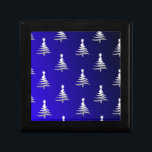 Julgranar Silver om koboltblått Smyckeskrin<br><div class="desc">Tack för att besöka julbutiken i Helgdag! Du tittar på Lee Hiller Designer Helgdag Collection of Home and Office Decor,  Apparel,  Gifts,  Collectibles med mera. Utformningen omfattar Lee Hiller Photography in Hand plockade Mixed Media and Digital Art Collection.</div>