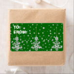 JULGRANAR & SNÖFLINGOR FRAKTSEDEL<br><div class="desc">Anpassadets julklappsetiketter av blandad mediedesign med ett Julgran-prydnadsfoto och snöflingor för digital konst över anpassadets grönt bakgrund. Du kan ta bort text från mallblocket så att du bara har bakgrunden och kan skriva ut/skriva information på etiketten från hemsidan. Du kan ändra vad som finns i mallblocket eller klicka på "Anpassa"...</div>