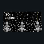 JULGRANAR & SNÖFLINGOR FRAKTSEDEL<br><div class="desc">Anpassadets julklappsetiketter av blandad mediedesign med ett Julgran-prydnadsfotografi och snöflingor för digital konst över en anpassadets svarta bakgrund. Du kan ta bort text från mallblocket så att du bara har bakgrunden och kan skriva ut/skriva information på etiketten från hemsidan. Du kan ändra vad som finns i mallblocket eller klicka på...</div>