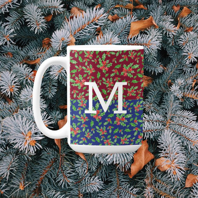 Julgranlöv och röda och gröna bär kaffemugg (Skapare uppladdad)