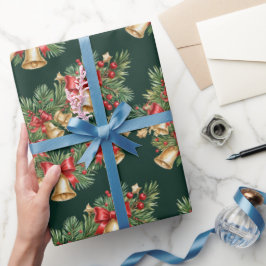 Julgranskrans inslagspapper med klockor och slingo presentpapper