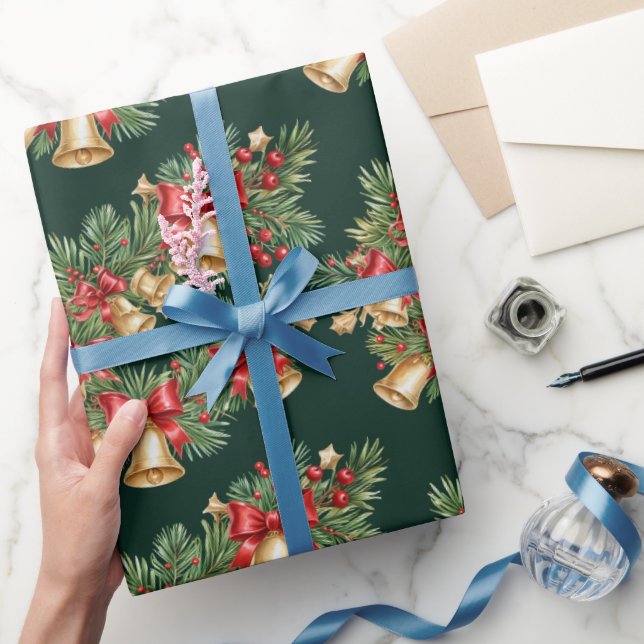 Julgranskrans inslagspapper med klockor och slingo presentpapper (Gifting)