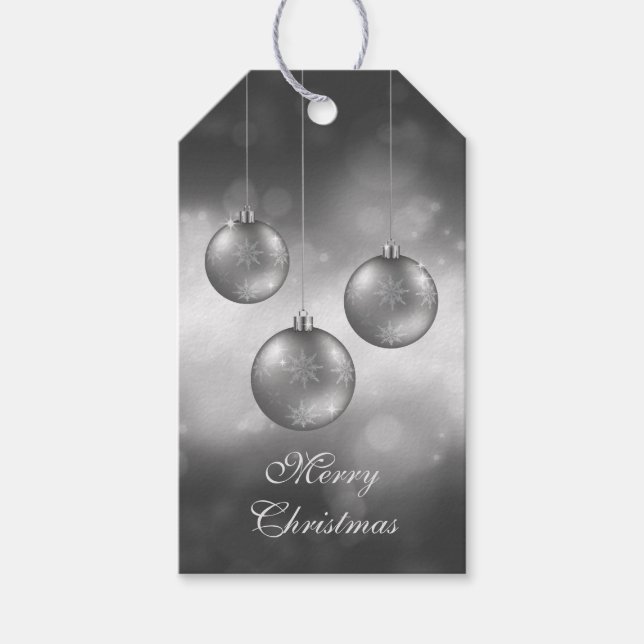 Julgranskulor i silvergrått på röd bokeh presentetikett (Framsidan)