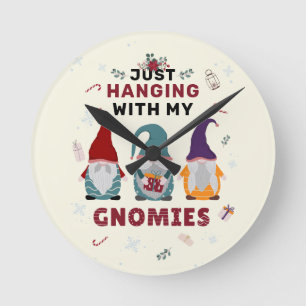 Julgrindfamiljen Cute Hanging Out Gnomies Rund Klocka