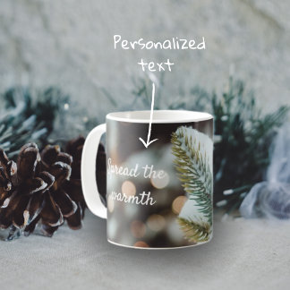 Julgrisen gren och ljus under vintern kaffemugg
