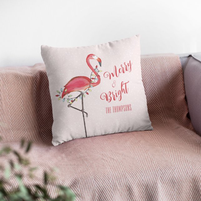 Julgrute Rosa Flamingo Personlig Kudde (Cute pink flamingo Christmas throw pillow with personalized tropical holiday design.)