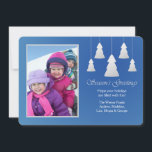 Julhälsningar Blå Foto Julkort<br><div class="desc">Dela dina minnen med familj och vänner med vårt julkort med Season's Greetings Photo. Den blå bakgrunden har fem utskurna träd som hänger i snören och känslan "Season's Greetings" är förtryckt. Vill du spara pengar? Skriv ut denna design på det grundläggande papperet med fyrkantiga hörn.</div>