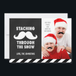 JULHÄLSNINGAR KORT FÖR FUNNY MUSTACHE ANPASSADE<br><div class="desc">LÄGG TILL DESSA RETRO-MUSTACHER TILL DIN EGEN HELGDAG-FOTO MED DET HÄR FUNNY MUSTACHE-ANPASSADET JULHÄLSNINGAR KORT. VÄLJ BARA "ANPASSA DEN" FÖR ATT FLYTTA MUSTACHER RUNT FÖR ATT ANPASSA DIN FOTO ELLER DUPLICAT FÖR ATT LÄGGA TILL MER MUSTACHER FÖR FLER MÄNNISKOR. DETTA ÄR DEFINITIVT EN "SKAPA DIN EGEN" MALL FÖR HELT UNIKA...</div>