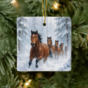 Julhästar springer genom en snöig skog julgransprydnad keramik
