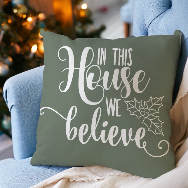 Julheminredning I detta hus tror vi Kudde (Christmas Home Decor In This House We Believe Throw Pillow)
