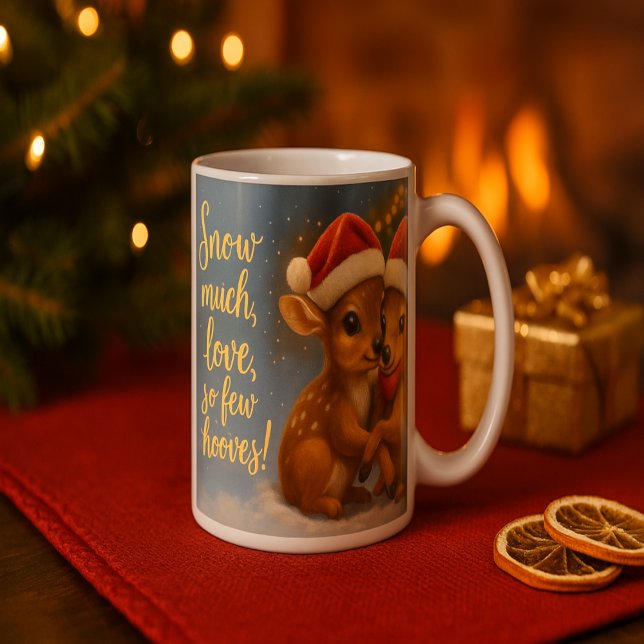 Julhjortpar under mysiga stugbelysningar kaffemugg (Skapare uppladdad)
