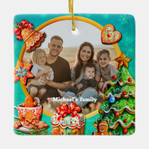 Julhus av pepparkakor och nyårsce julgransprydnad keramik