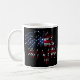 Juli 4th fyrverkerier & amerikanska flaggan i ljus kaffemugg