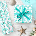 Juli Aqua Blue White Beach Coral Mönster Presentpapper<br><div class="desc">Den här akvarieblåa och vita julstranden som omsluter papper har ett sött kustnära mönster i glitter korall biet. *Om du vill ha den här designen på fler produkter eller behöver hjälp med designen kontaktar du mig genom Zazzle-Chattan.</div>