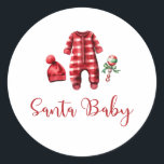 Juli Baby, inbjudan till babykläder Runt Klistermärke<br><div class="desc">jultomten i Baby fick en babydusch med barnkläder och svart buffel.</div>