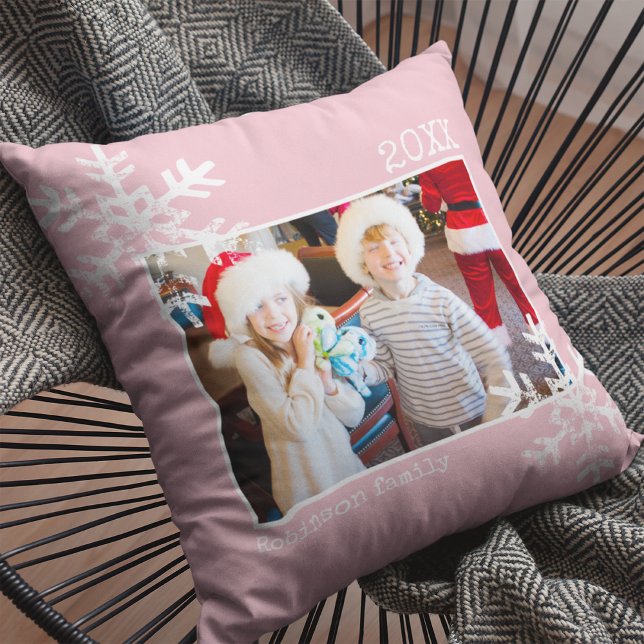 Juli Helgdag Photo Snöflingor Rosa Kudde (Rustic snowflake family holiday keepsake photo pillow perfect for decorate your home.)
