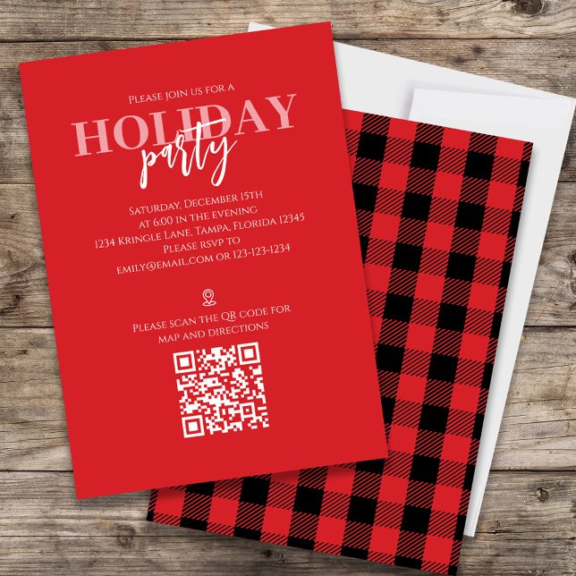 Juli Helgdag Rustic Buffalo Play QR Code Karta Inbjudningar (Holiday red and black buffalo check patterned invitation with a QR code and map icon.)